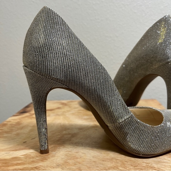 NWOT Jessica Simpson Glittering Silver Heels Pumps, size 7 - Picture 5 of 8